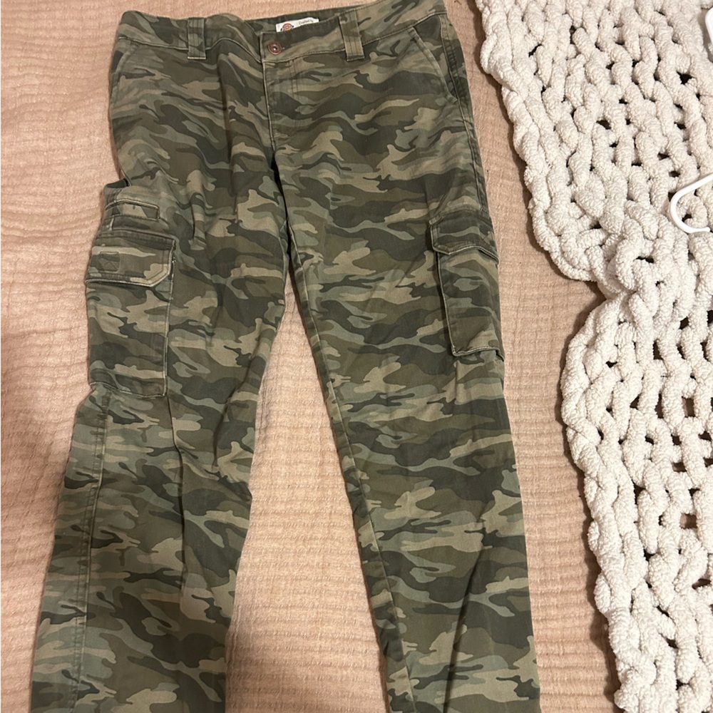 Dickeys low rise camo jeans size 4